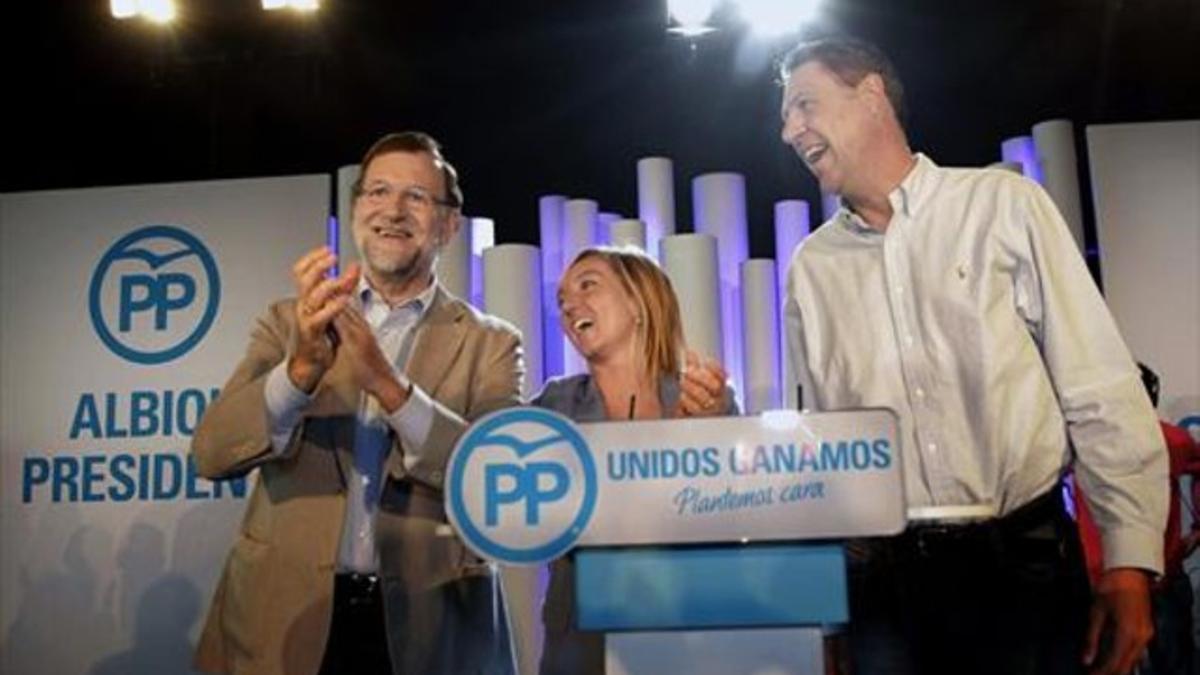 Mariano Rajoy, Marisa Xandri (cabeza de lista del PP por Lleida) y Xavier García Albiol, ayer, en la Llotja ilerdense.