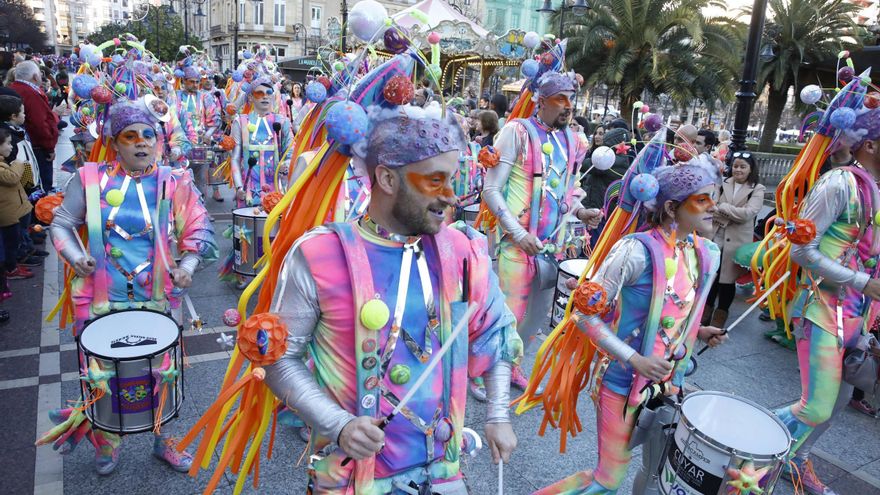 Vídeo: Así celebró la charanga Los Mazcaraos su triunfo en el Antroxu de Gijón