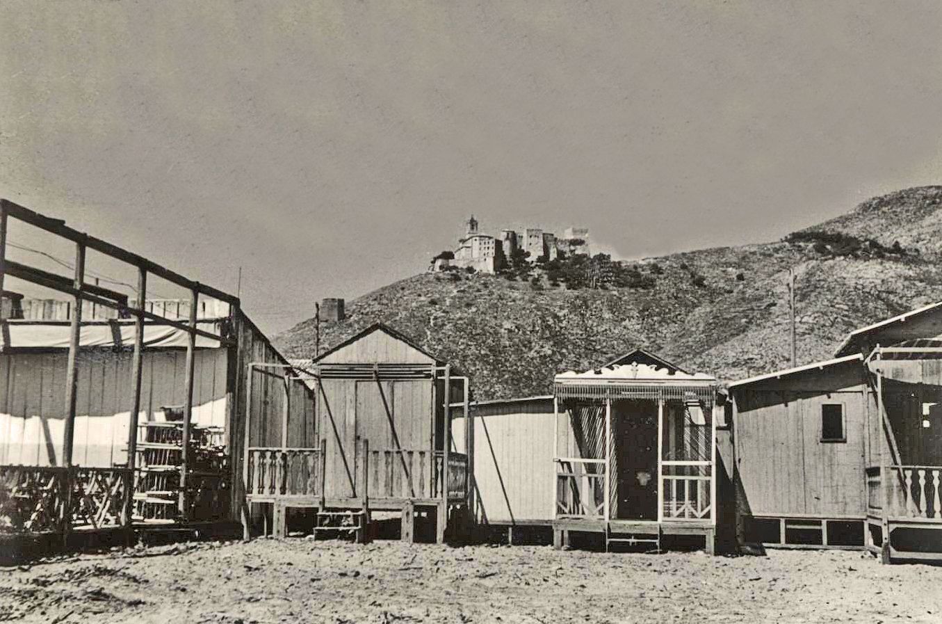 Casetas de baño en la playa de San Antonio.jpg