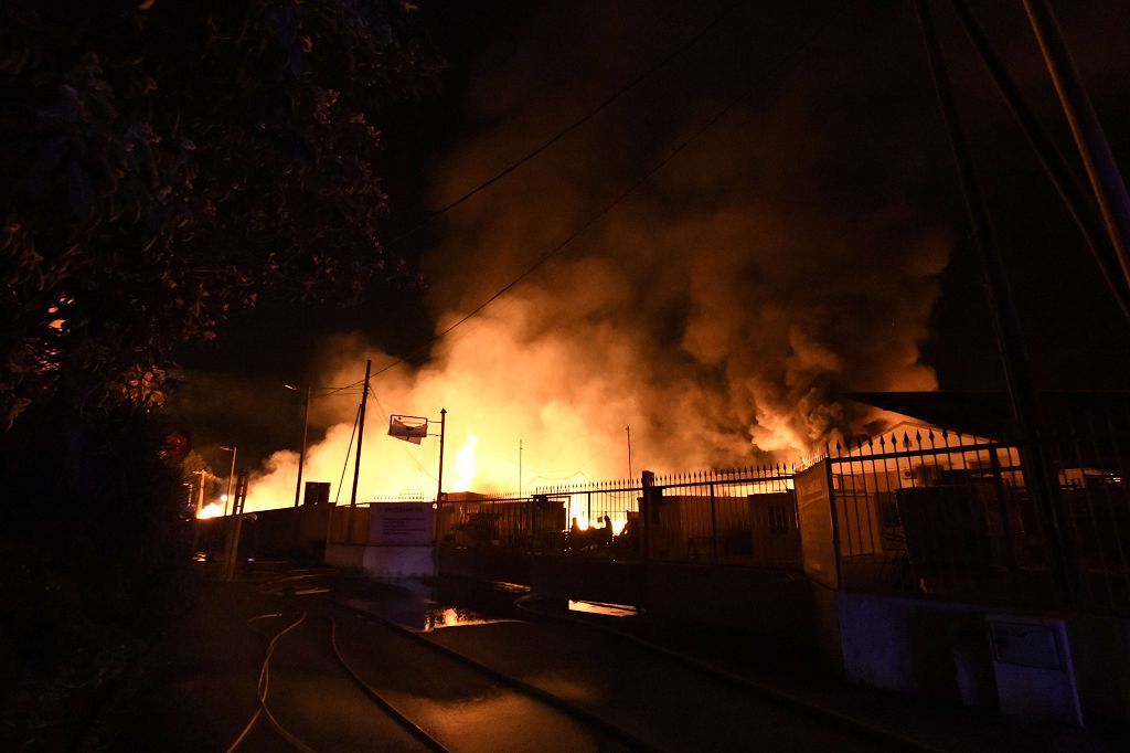Estas son las imágenes que el aparatoso incendio de Puente Tocinos ha dejado este sábado