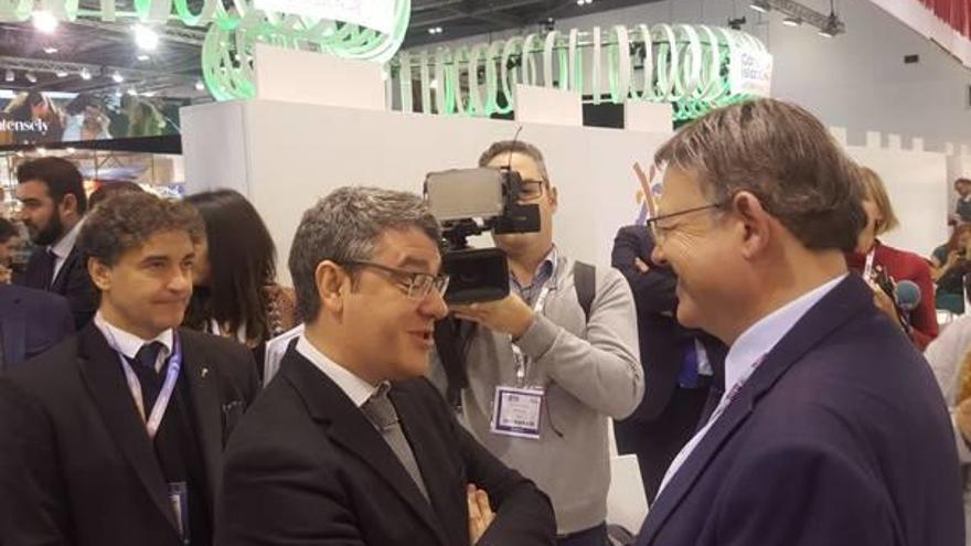 El presidente Ximo Puig conversa ayer con el ministro de Turismo, Álvaro Nadal, en el estand de la Comunidad en Londres.