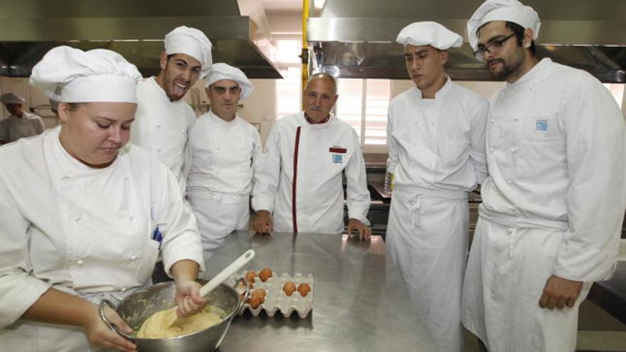 Paco García Tornel, al fondo, en el centro, con los alumnos de la Escuela de Hostelería.