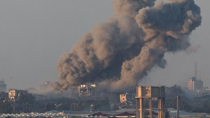 Fum sobre Gaza, des del sud d’Israel, ahir  | ATHIT PERAWONGMETHA/REUTERS