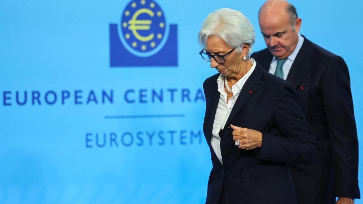 La presidenta del BCE, Christine Lagarde, seguida del vicepresidente, Luis de Guindos, tras un consejo de gobierno.