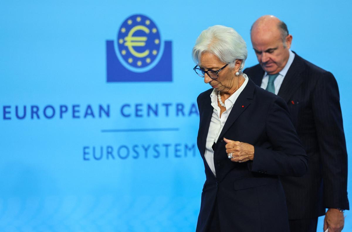 La presidenta del BCE, Christine Lagarde, seguida del vicepresidente, Luis de Guindos, tras un consejo de gobierno.