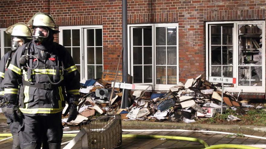 Bomberos en la sede del diario atacado.