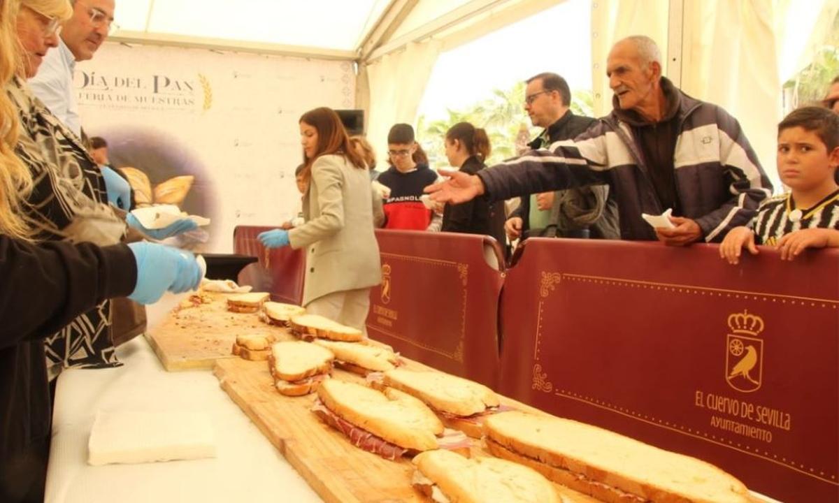 Elaboración del bocadillo gigante por el ‘Día del Pan’ en El Cuervo de Sevilla durante la edición anterior