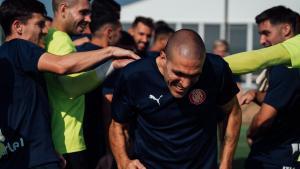 Oriol Romeu, superando el tradicional pasillo de bievenida en el Girona.