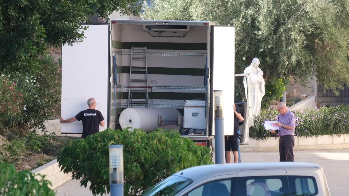 Camión en el convento de Elche, donde las religiosas llevaron las piezas hace más de dos años.