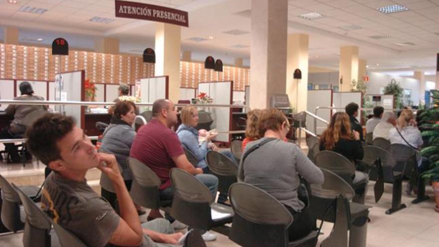 Ciudadanos esperando en las oficinas municipales del edificio del Metropole. | juan carlos castro