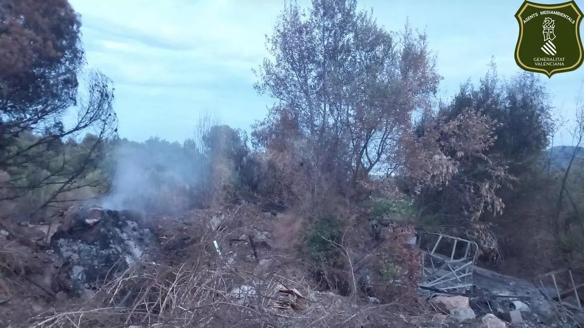 Detectan la presencia de vertederos ilegales enterrados en el área afectada por el incendio de la Vall d'Uixó, que complican la extinción