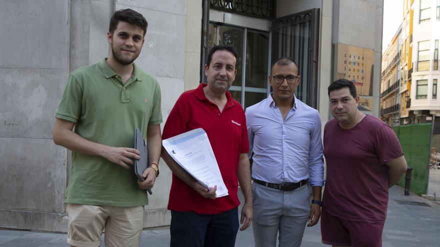 Festeros presentan la documentación para fundar una hoguera en la Albufereta