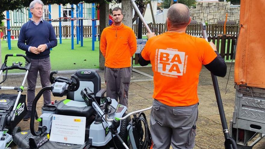 Los jardineros de Bata cortan el césped de los jardines de O Grove sin molestar a los vecinos con el ruido