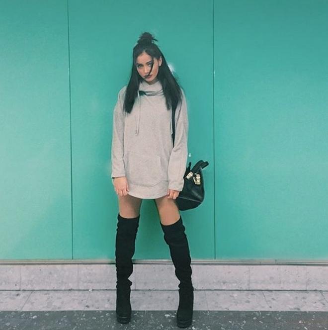Cindy Kimberly con botas hasta la rodilla
