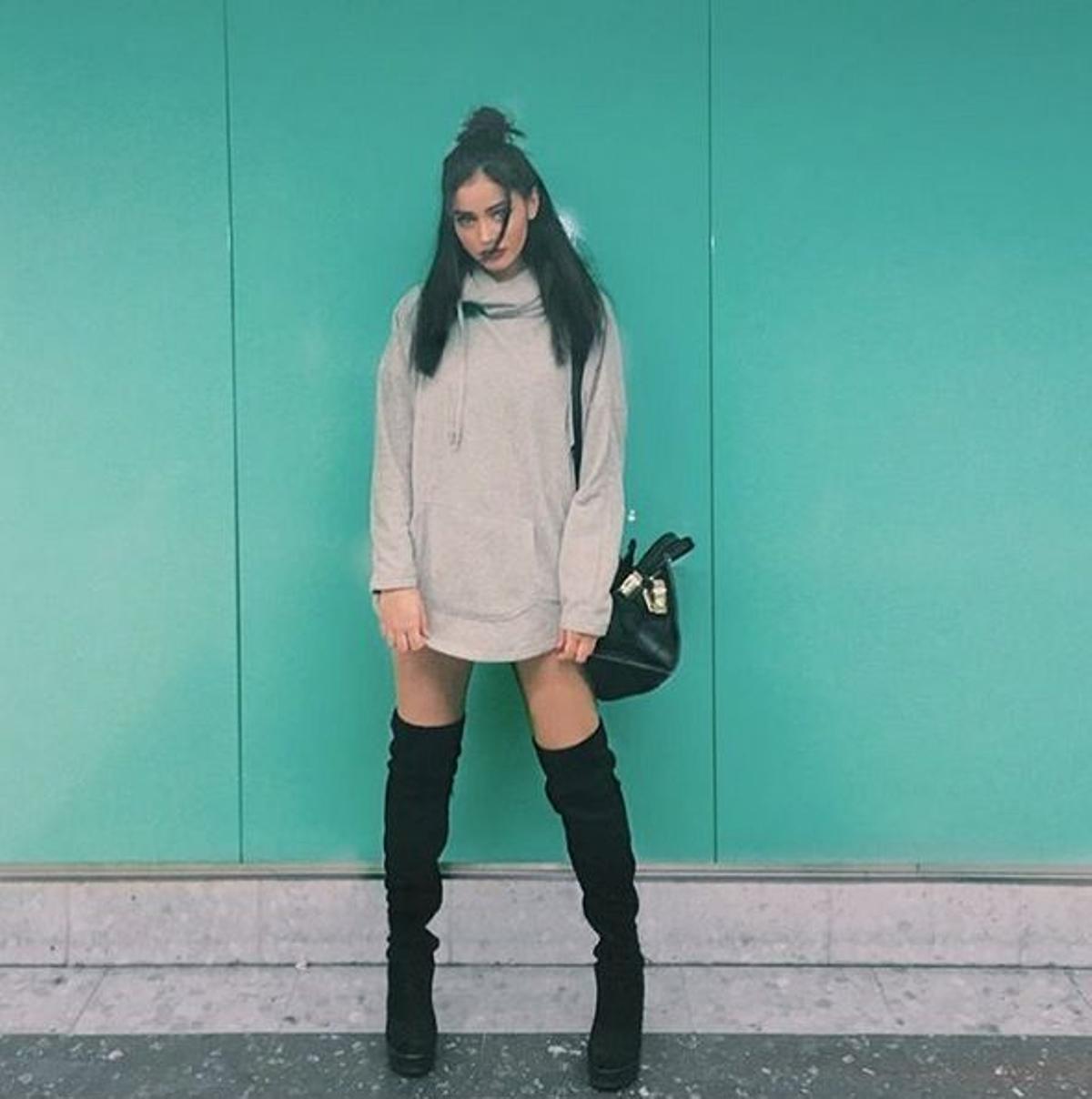 Cindy Kimberly con botas hasta la rodilla