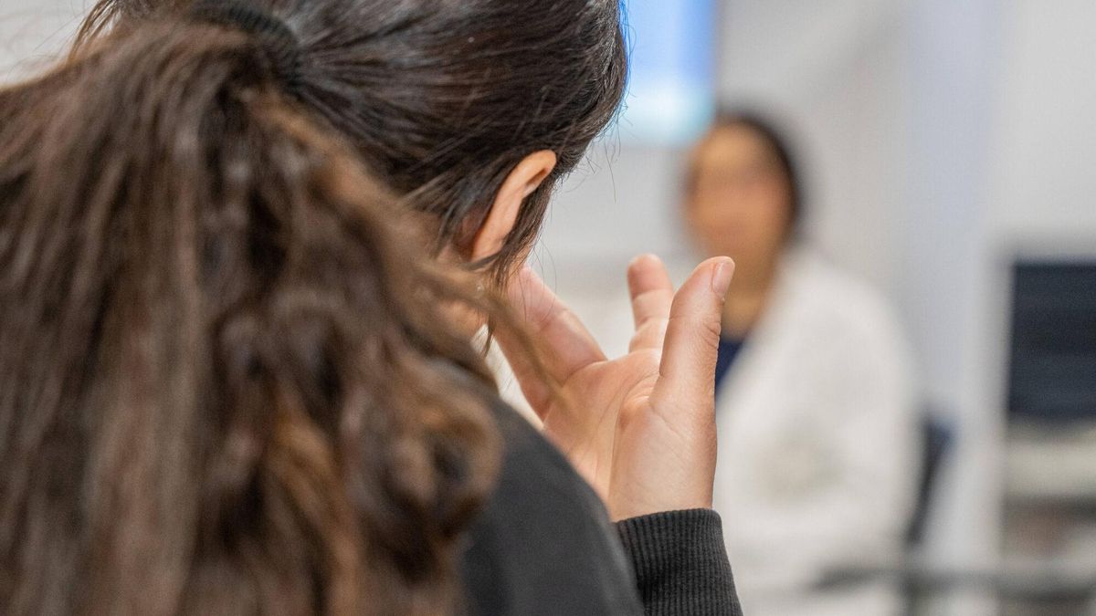 Una mujer, en un taller en un centro médico de Barcelona sobre bajas laborales.