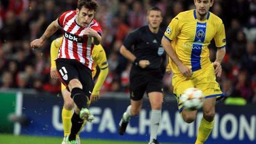 Egor Filipenko ha disputado este año la Liga de Campeones con el BATE Borisov. En la imagen encima a Ibai, del Athletic de Bilbao.