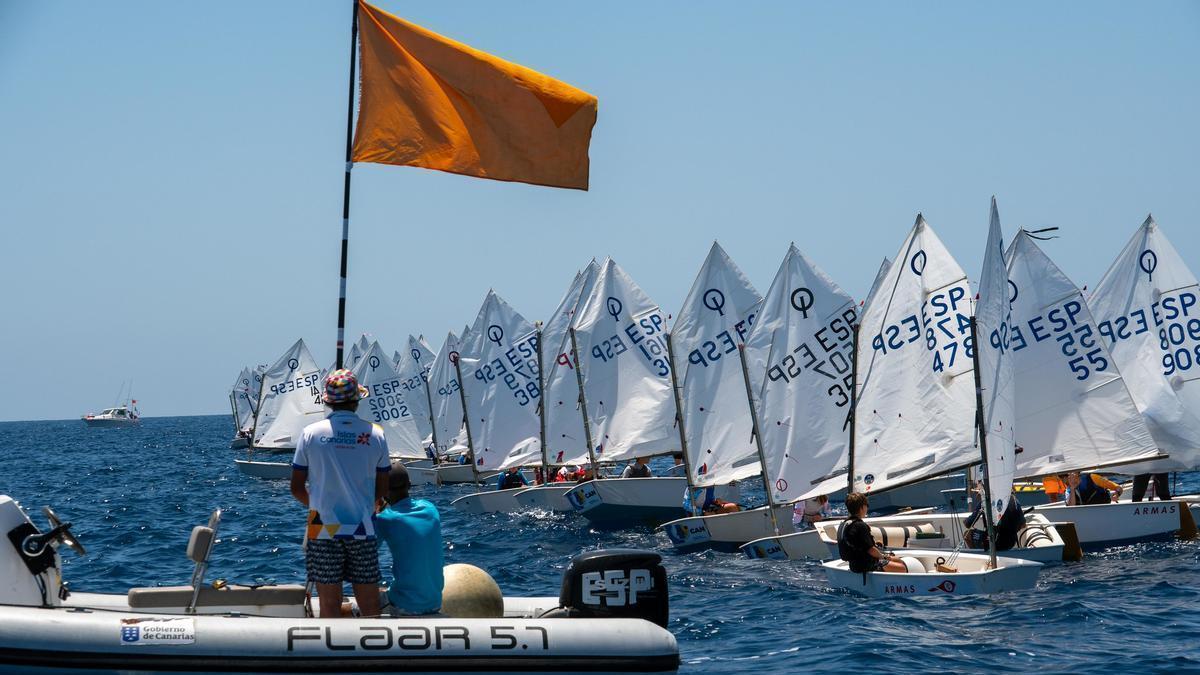 Regatistas de cinco islas celebran el Día de Canarias con una regata