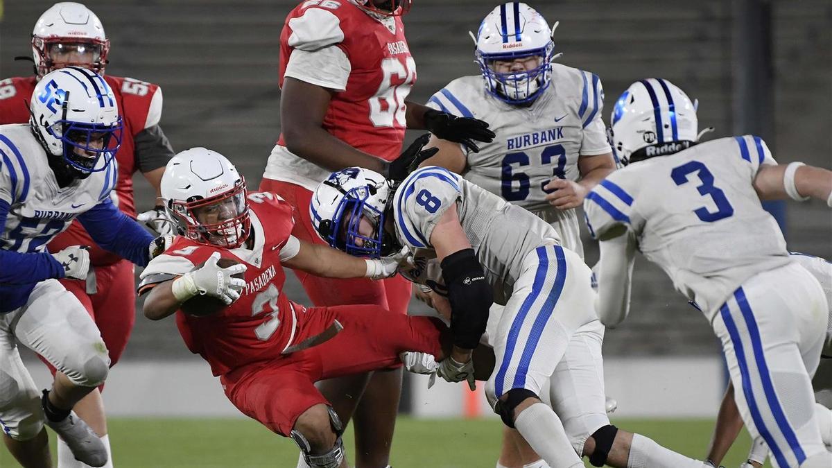 Daylon Beasley, de los Pasadena Bulldogs, es abordado por Lucas Sheppe, de los Burbank Bulldogs, en un partido reciente