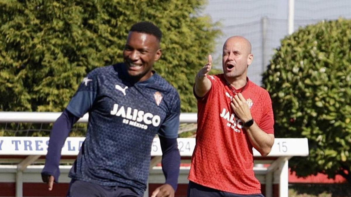 Miguel Ángel Ramírez da instrucciones ante Otero. | Juan Plaza