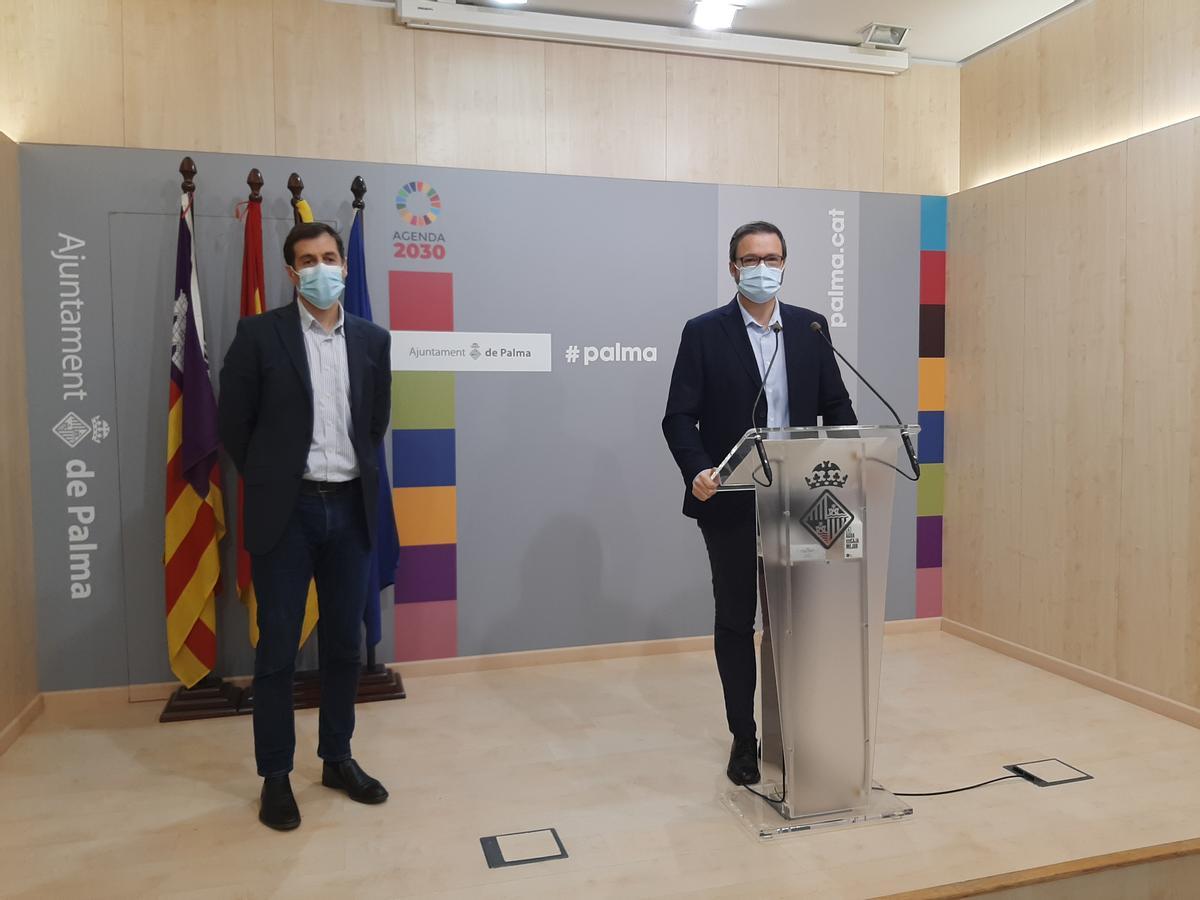 El alcalde, José Hila, y el concejal de Hacienda, Adrià Garcia, explicando la salida de Cort del Plan de Juste.