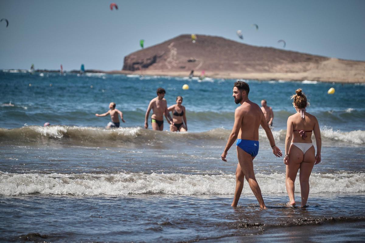 Bañistas en El Médano en una imagen de archivo.