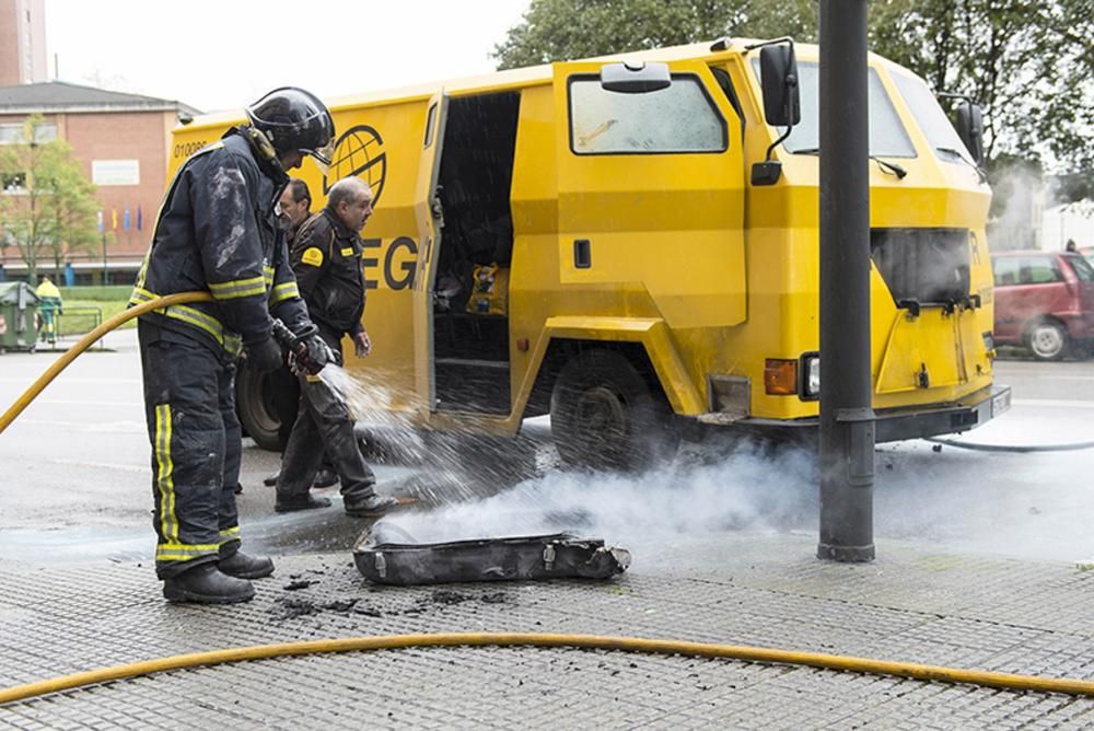 Bomberos trabajan en la extinción de un incendio en un camión blindado