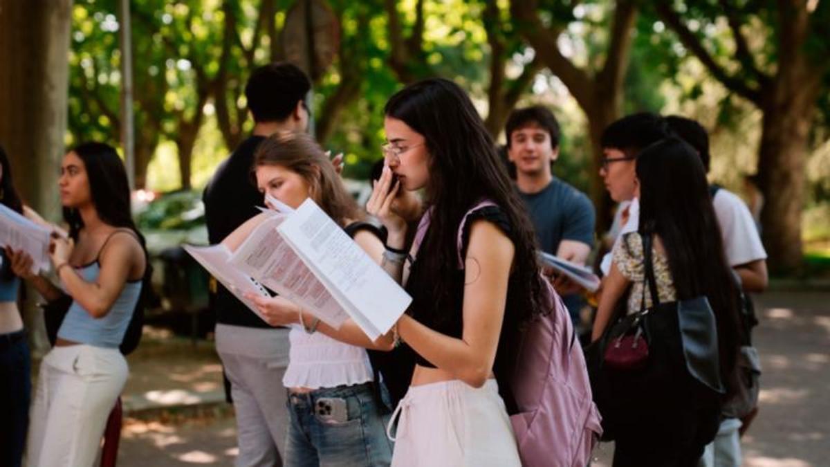 Un grup d’alumnes, abans d’entrar al primer examen de selectivitat, l’1 de juny a la Universitat Complutense de Madrid