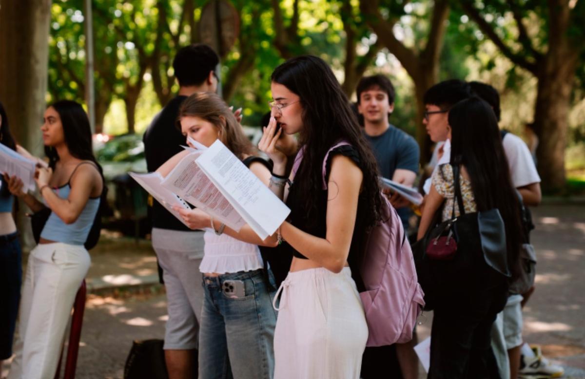 Un grupo de alumnos, antes de entrar al primer examen de selectividad, esta mañana en la Universidad Complutense de Madrid.