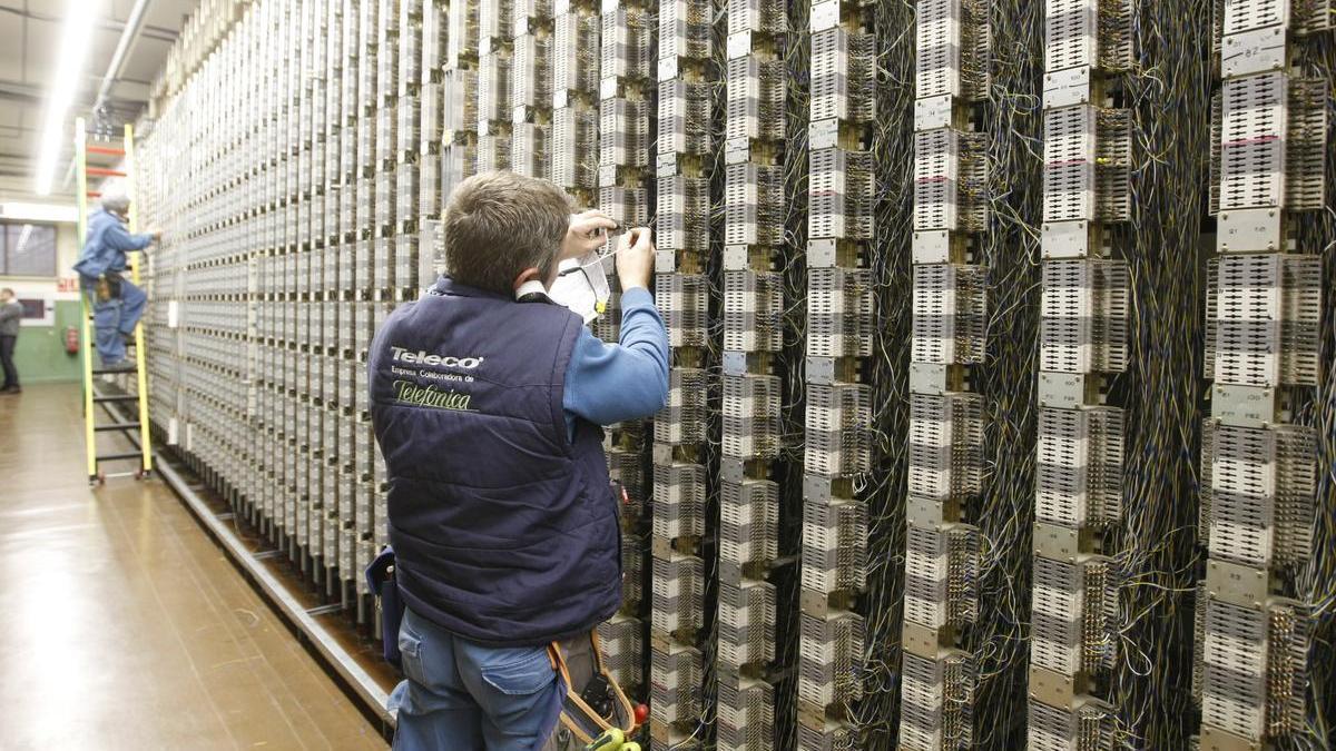 Un técnico realiza una instalación de fibra óptica en Castellón, en una imagen de archivo.