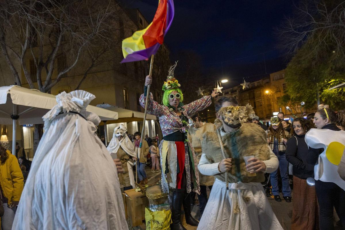 La ‘rua’ ha discurrrido este sábado por la calle Blanquerna, en el centro la Cossiolera.
