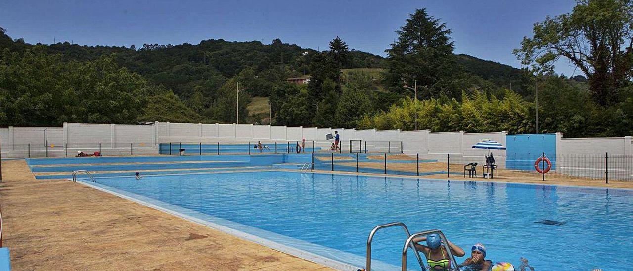 Un grupo de bañistas, ayer, en la piscina de Riaño.