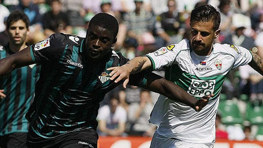 N&#039;Diaye y Javi Márquez, durante el partido.