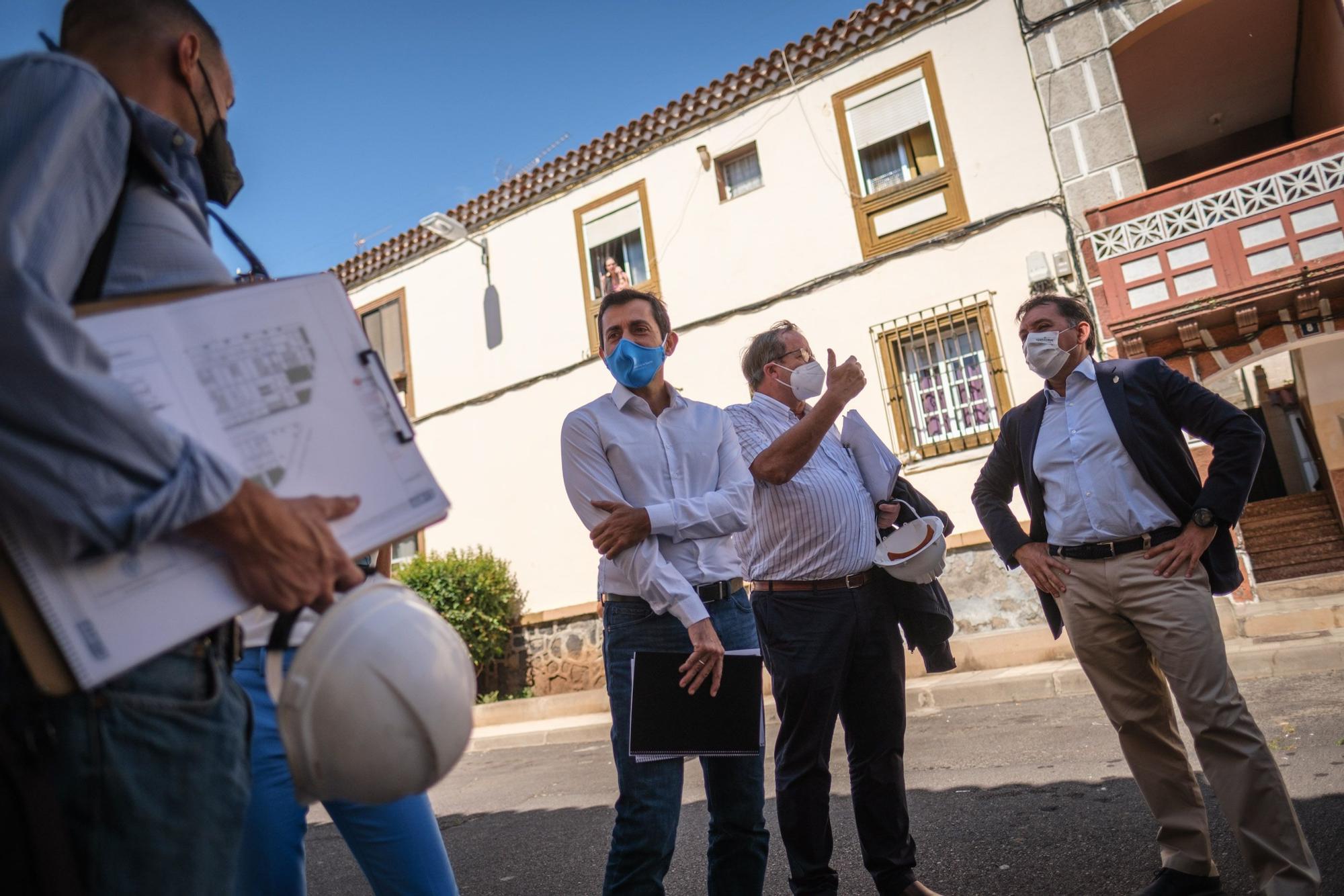 Visita a las obras de mejora en las viviendas de García Escámez