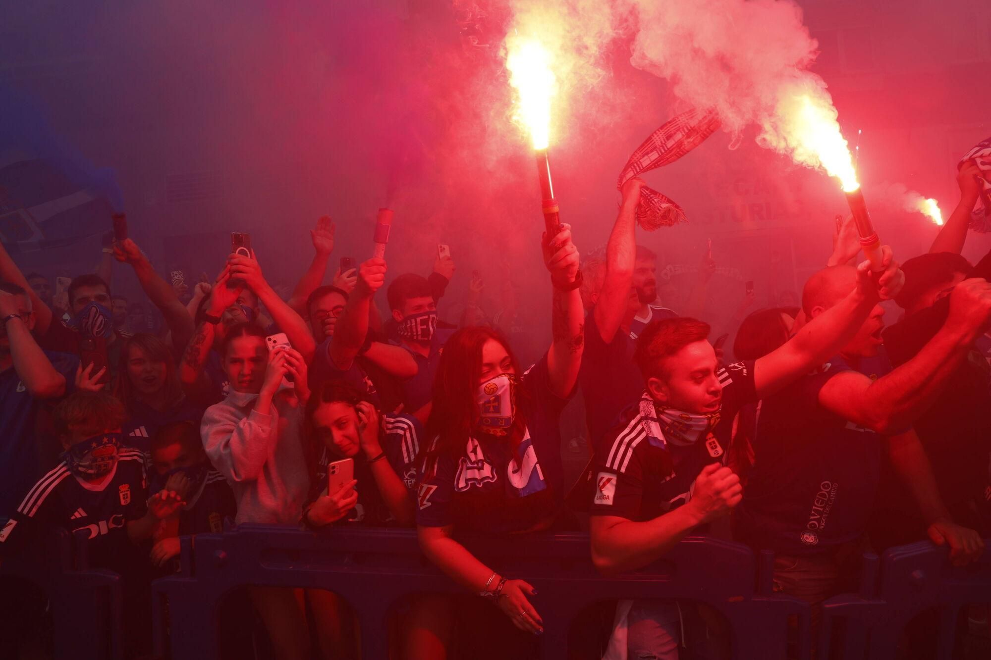 EN IMÁGENES: Espectacular recibimiento de la afición del Oviedo a su equipo antes de la vuelta por el ascenso contra el Almería