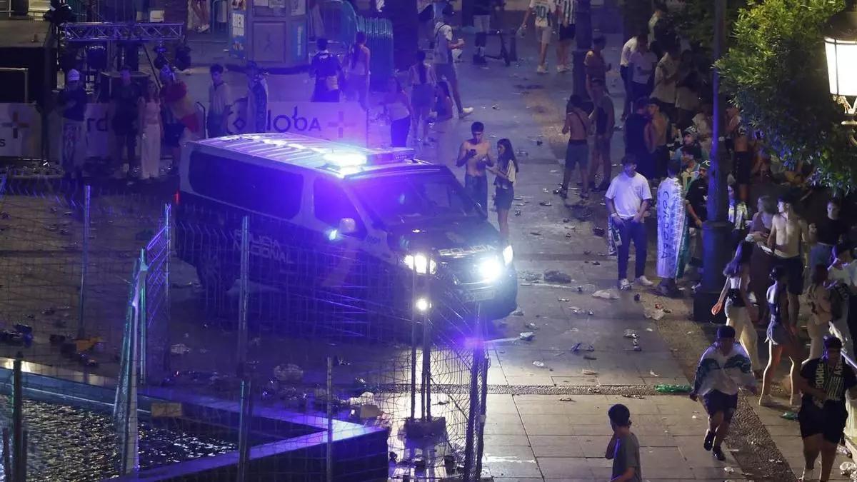 Un furgón policial, en Las Tendillas, durante la celebración del ascenso del Córdoba CF.