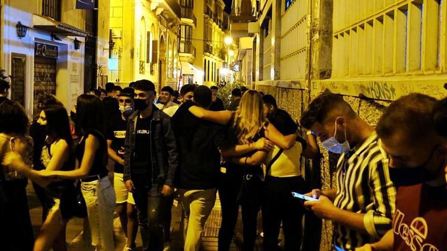 Jóvenes el primer fin de semana sin toque de queda después de seis meses en Málaga. |