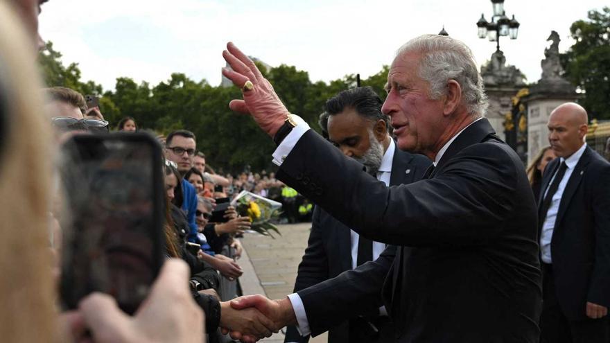 Carlos III, primer baño de masas como rey