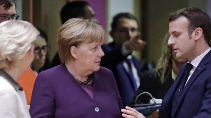 La presidenta de la Comisión Europea, Ursula von der Leyen, la canciller alemana, Angela Merkel, y el presidente francés, Emmaneul Macron.