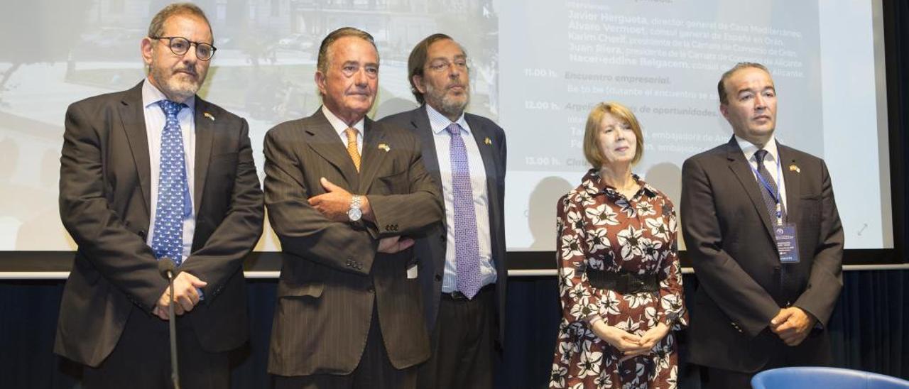 De izquierda a derecha, Javier Hergueta, Juan Riera, Fernando Morán, Taous Feroukhi, y Karim Cherif, ayer, en Casa Mediterráneo.