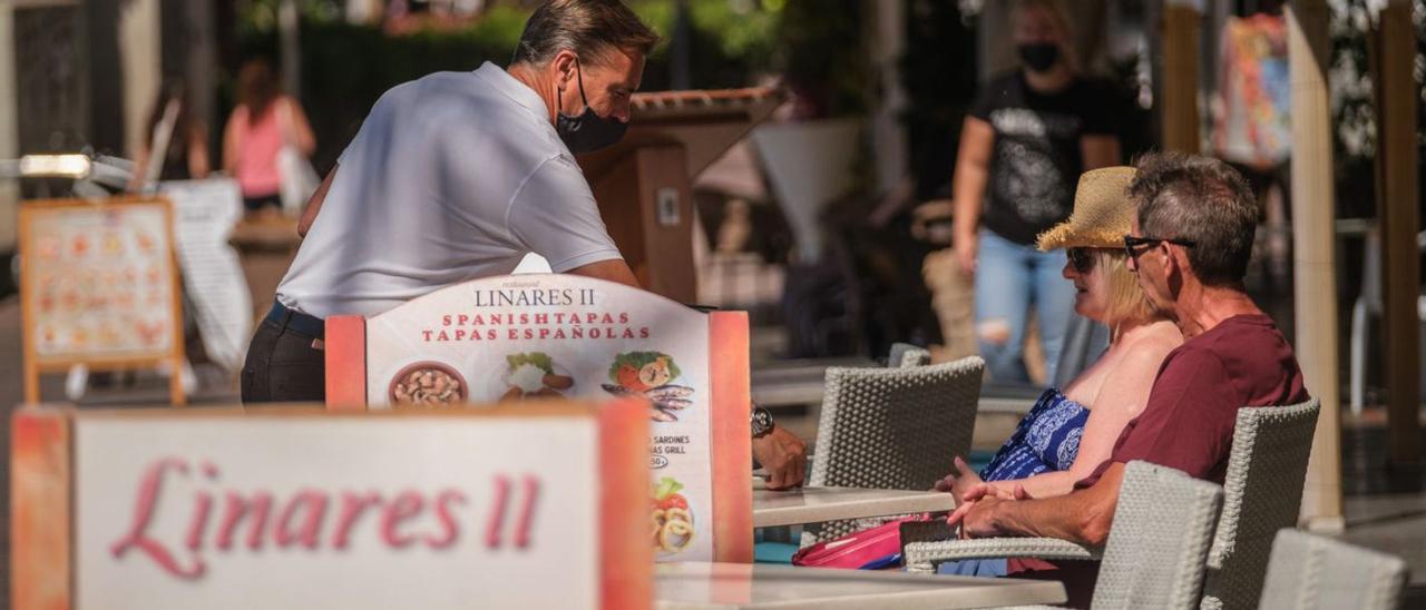 Un camarero atiende a una pareja de turistas en una terraza del Archipiélago. | | ANDRÉS GUTIÉRREZ