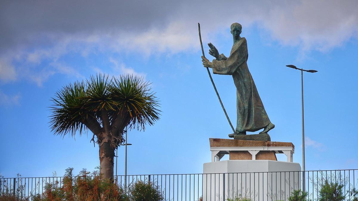 La escultura del Padre Anchieta.
