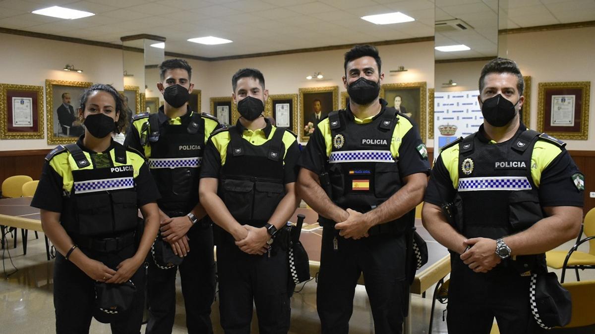 Imagen de los cinco nuevos agentes en prácticas de la Policía Local de Alhaurín de la Torre.