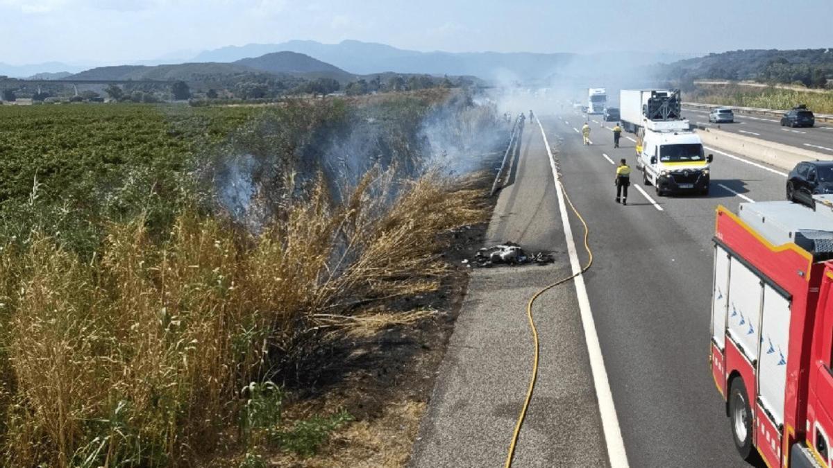 Els bombers treballat en l'incendi al voral de l'autopista