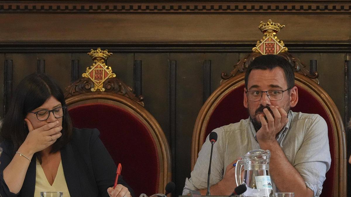 L'alcalde, Lluc Salellas, i la vicealcaldessa, Gemma Geis, en el ple d'aquest dilluns.