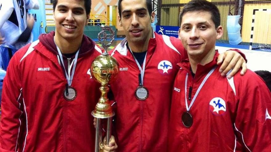 Ceballos (a la derecha), junto a Reyes y Salinas tras cosechar un éxito con Chile.