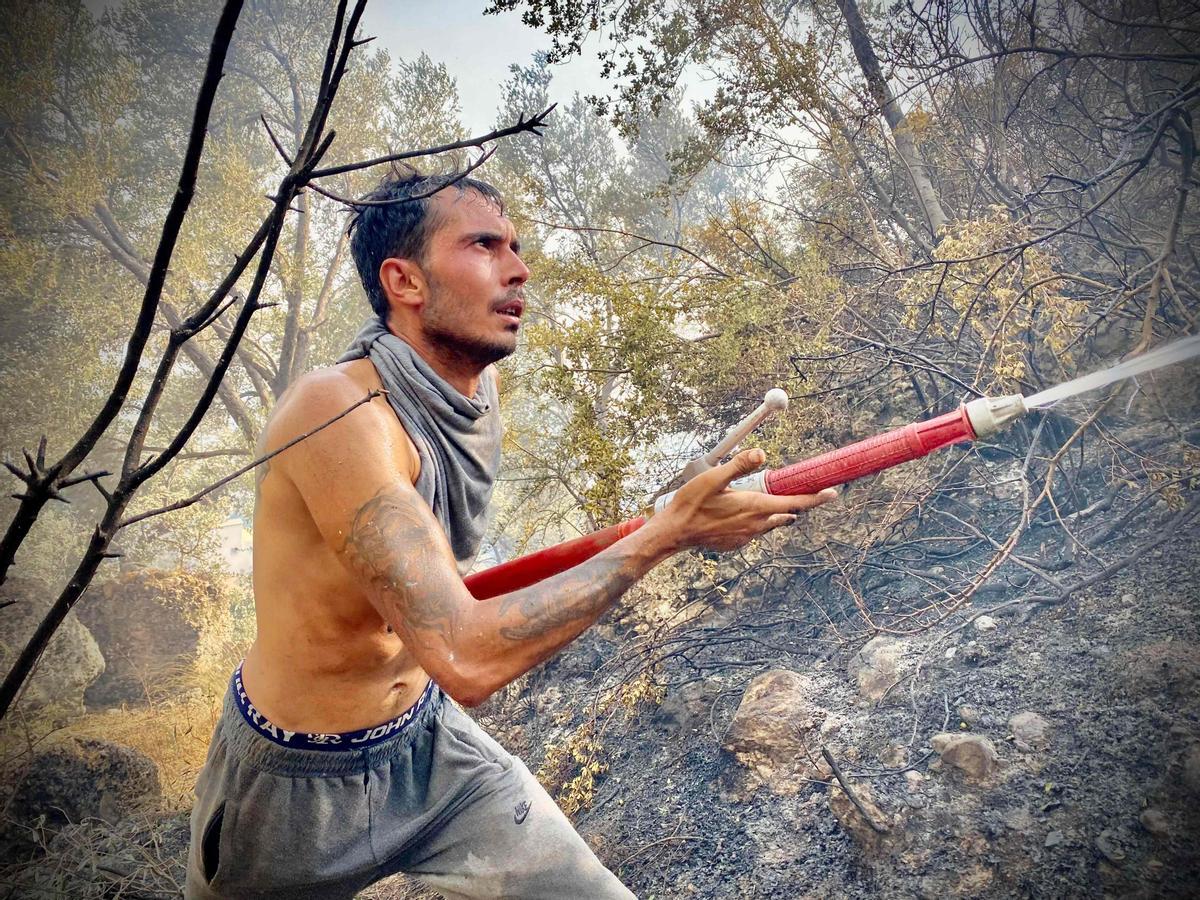 Un hombre lucha contra las llamas en Mugla.