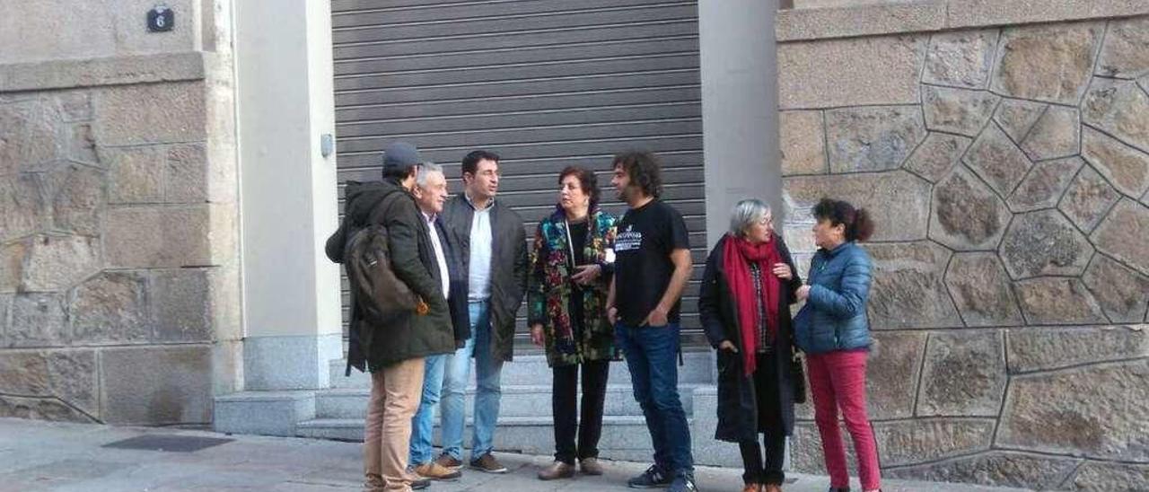 Alexandra Fernández, con otros diputados de En Marea y concejales de Ourense en Común. // FdV