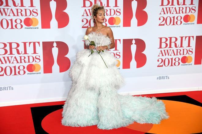 Rita Ora con su vestido de novia en los Brit Awards 2018