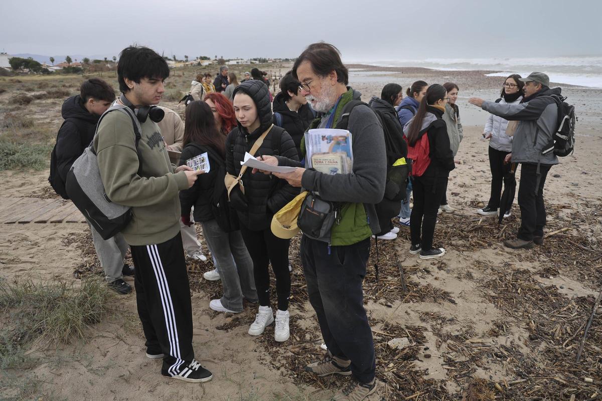 Alumnado e integranes de Agró, en una salida a la playa.